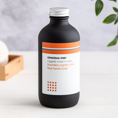 Bounders men’s body moisturiser 235 ml in black frosted glass bottle